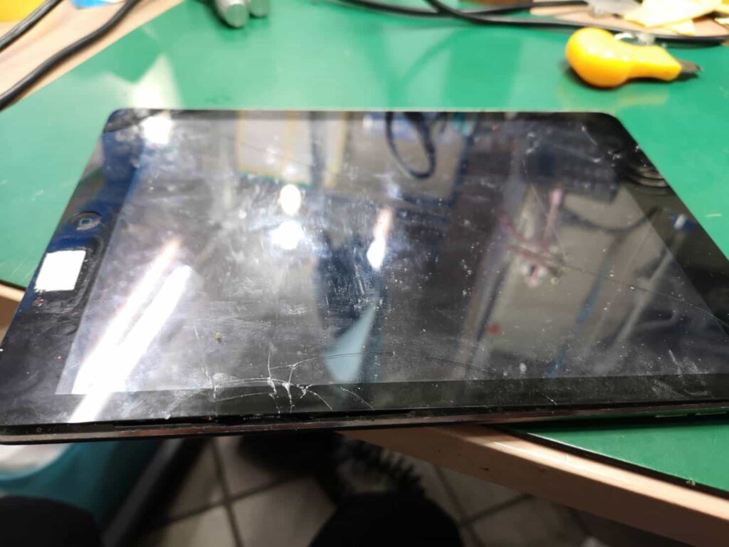iPadAirガラス割れ修理　スマホ修理屋フレンド北千住店