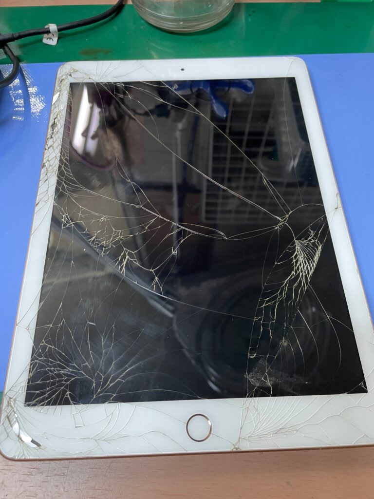 iPadガラス割れ即日修理　北千住