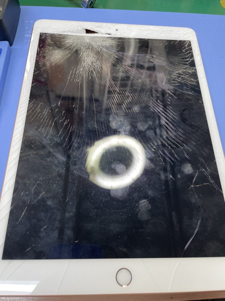 足立区千住でiPad第7世代のガラス割れ修理