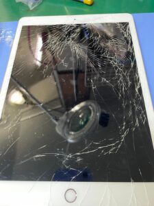iPad第8世代ガラス割れ修理　北千住