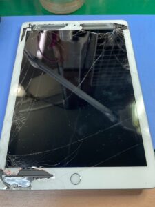 iPad第6世代ガラス割れ修理　北千住　