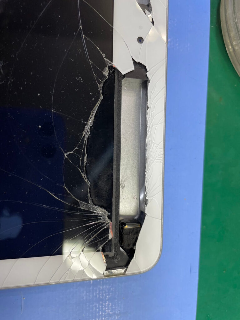 iPad第6世代ガラス割れ修理　北千住